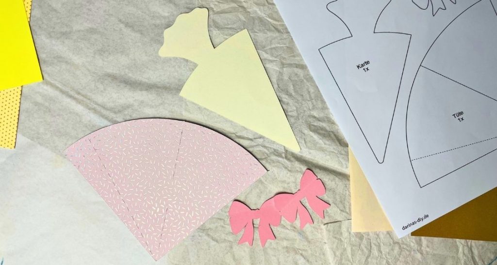 Ausgeschnittene Einzelteile für die Schultüten-Einladung aus Tonkarton